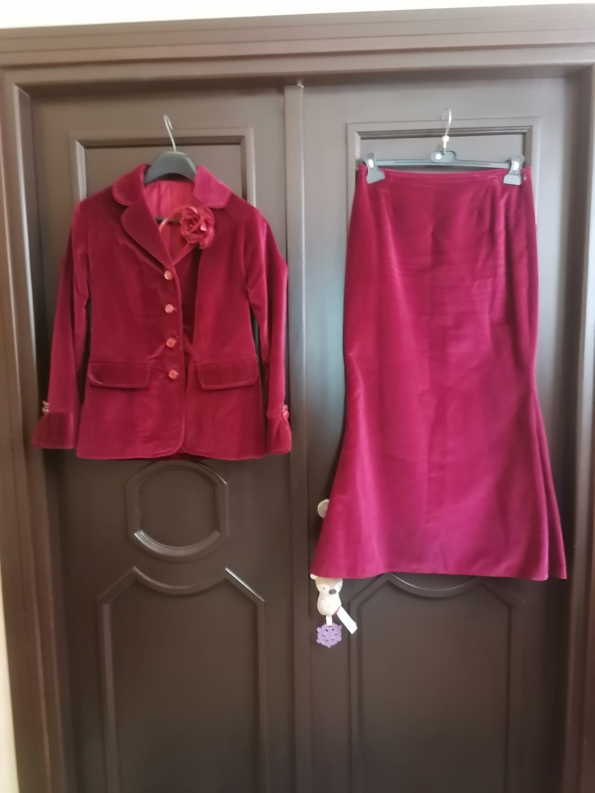 Ensemble en velours couleur rouge bordeaux sans marque, très joli et très peu porté. En très bon état. 