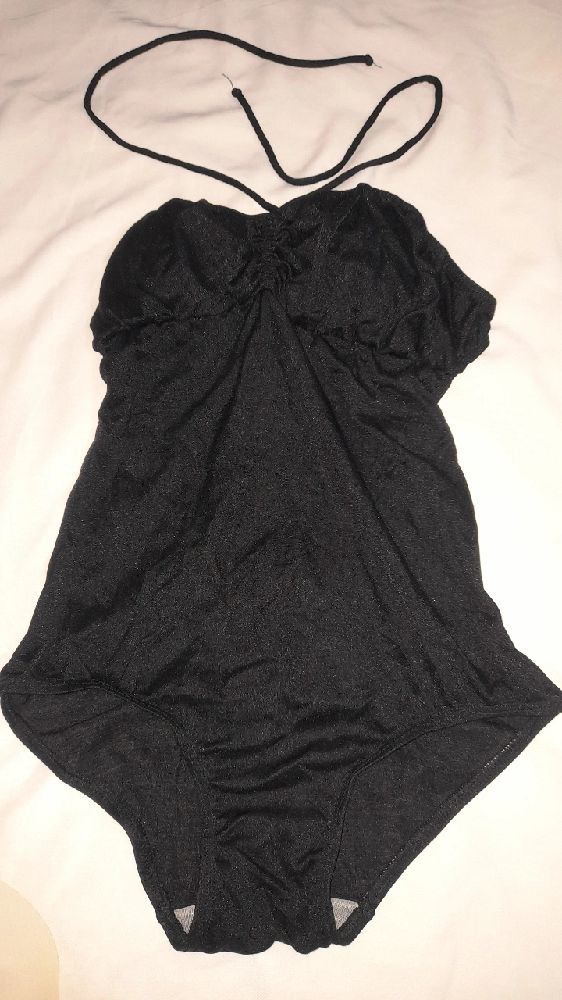 maillot noir +jupe ou robe rose