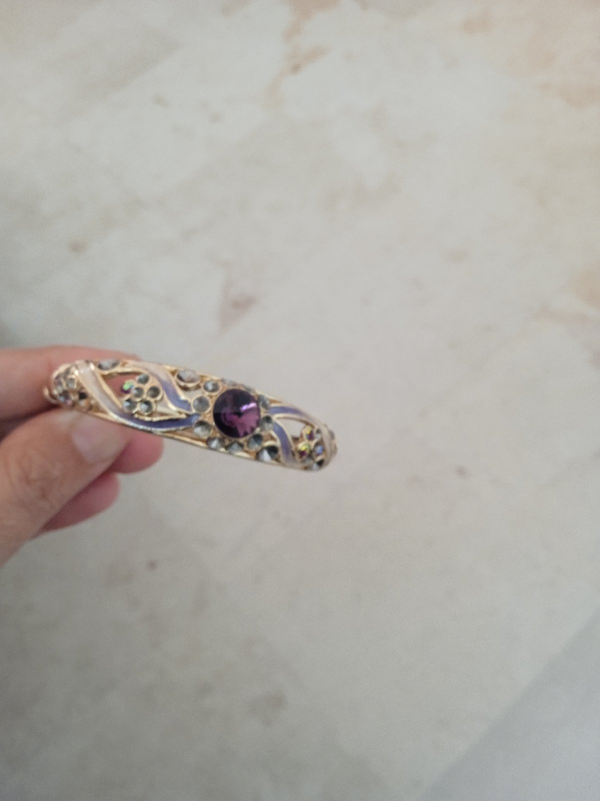 Bracelet doré manque des strass très original 