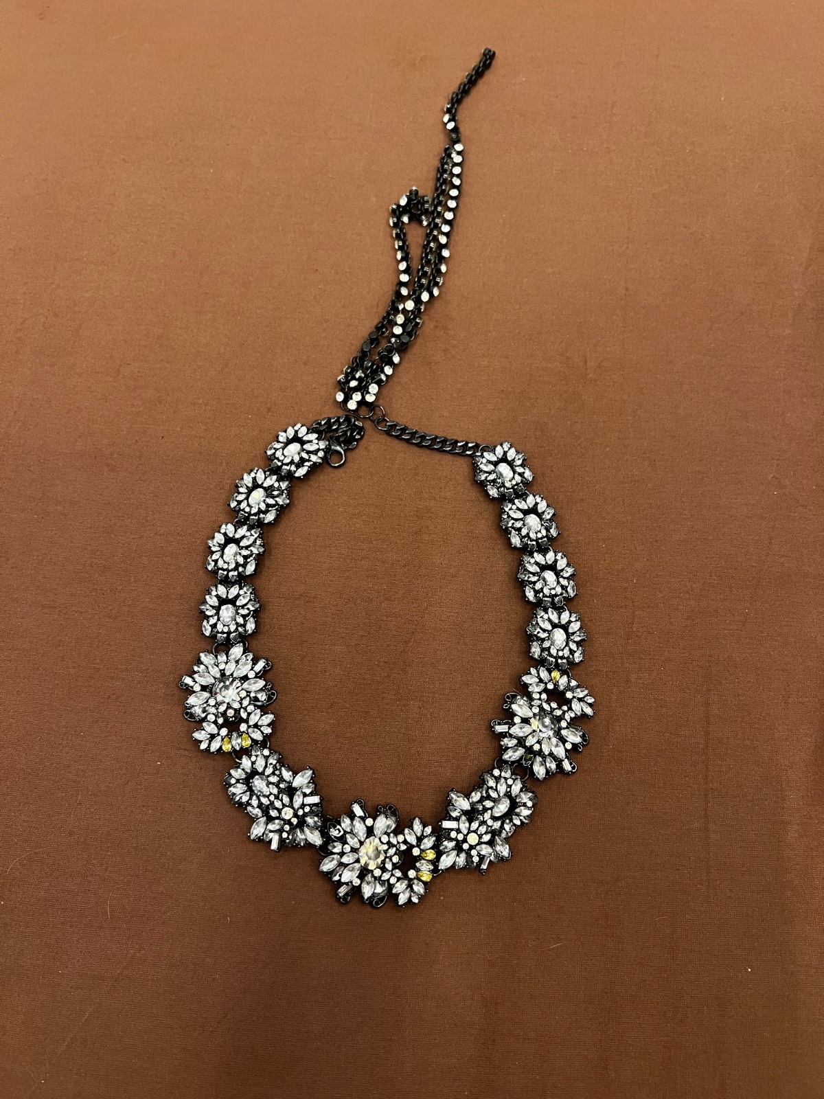 Je vends ce collier argent et noir