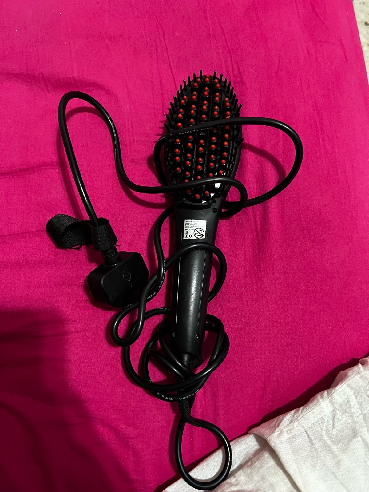Une brosse lissante chauffante électrique 