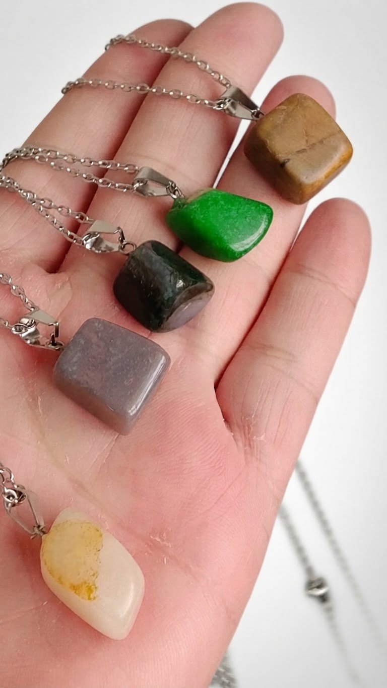 Lot de cinq collier en pierres naturelles semi précieuse 