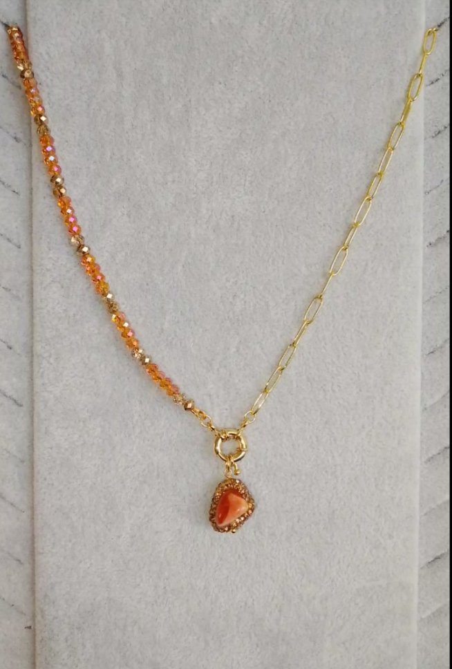 Collier en cristaux swarovski avec pendentif cornaline 