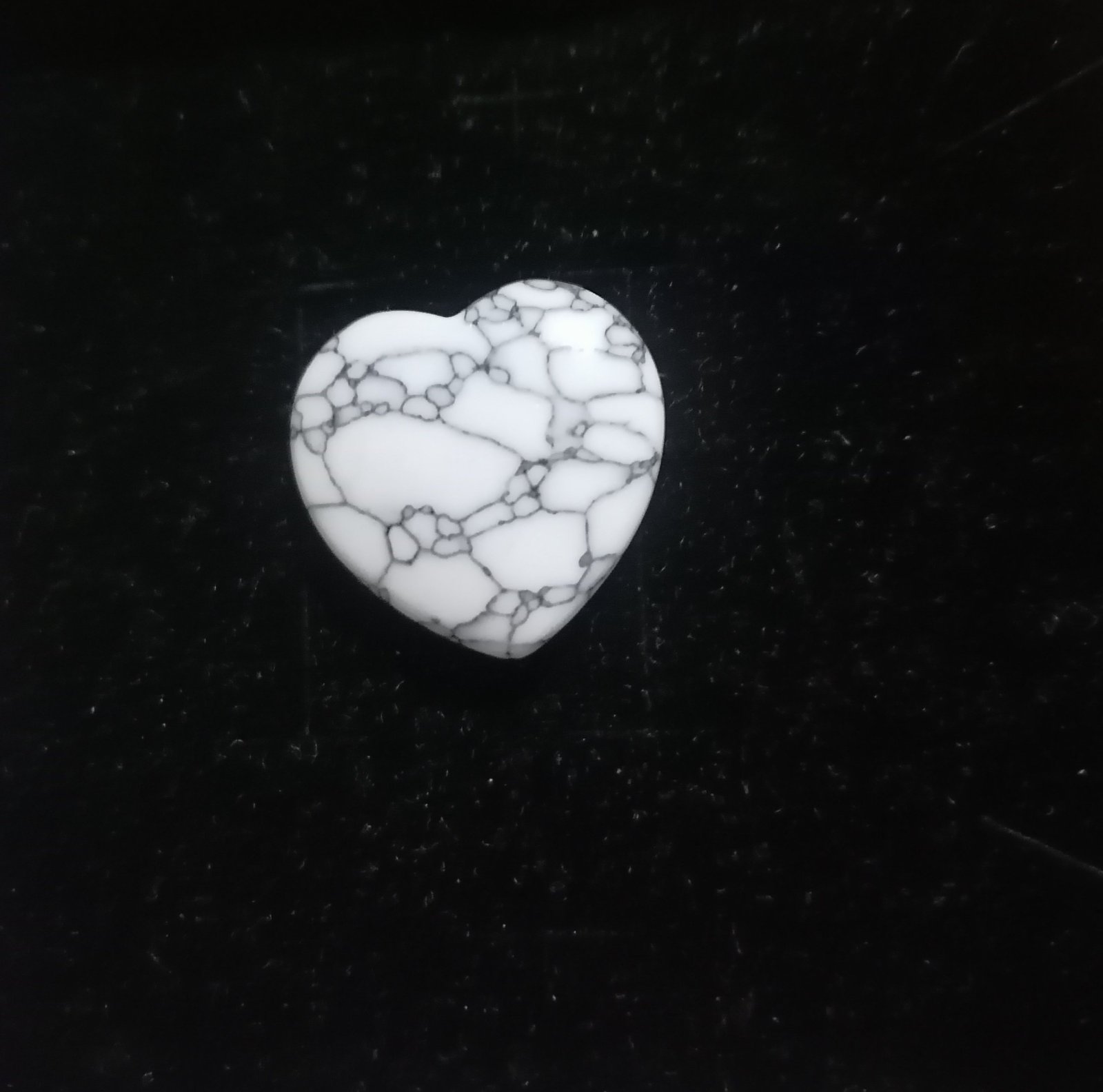 Pocket heart crystal Howlite 