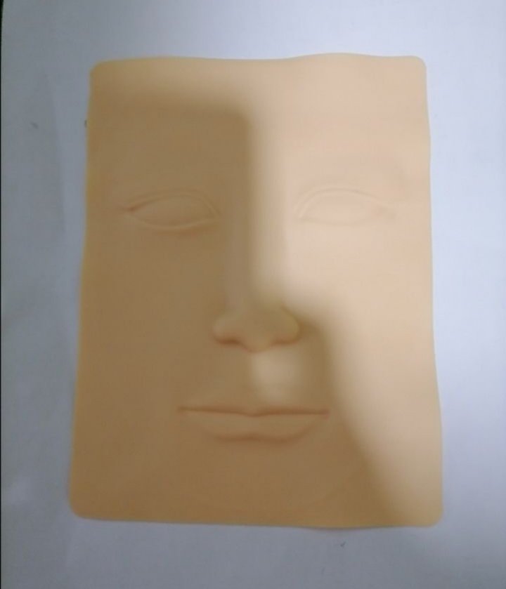 Visage silicone pour pratiquer le maquillage 