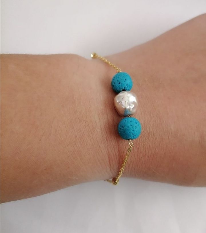 Bracelet pierre de lave volcanique et perle en nacre 