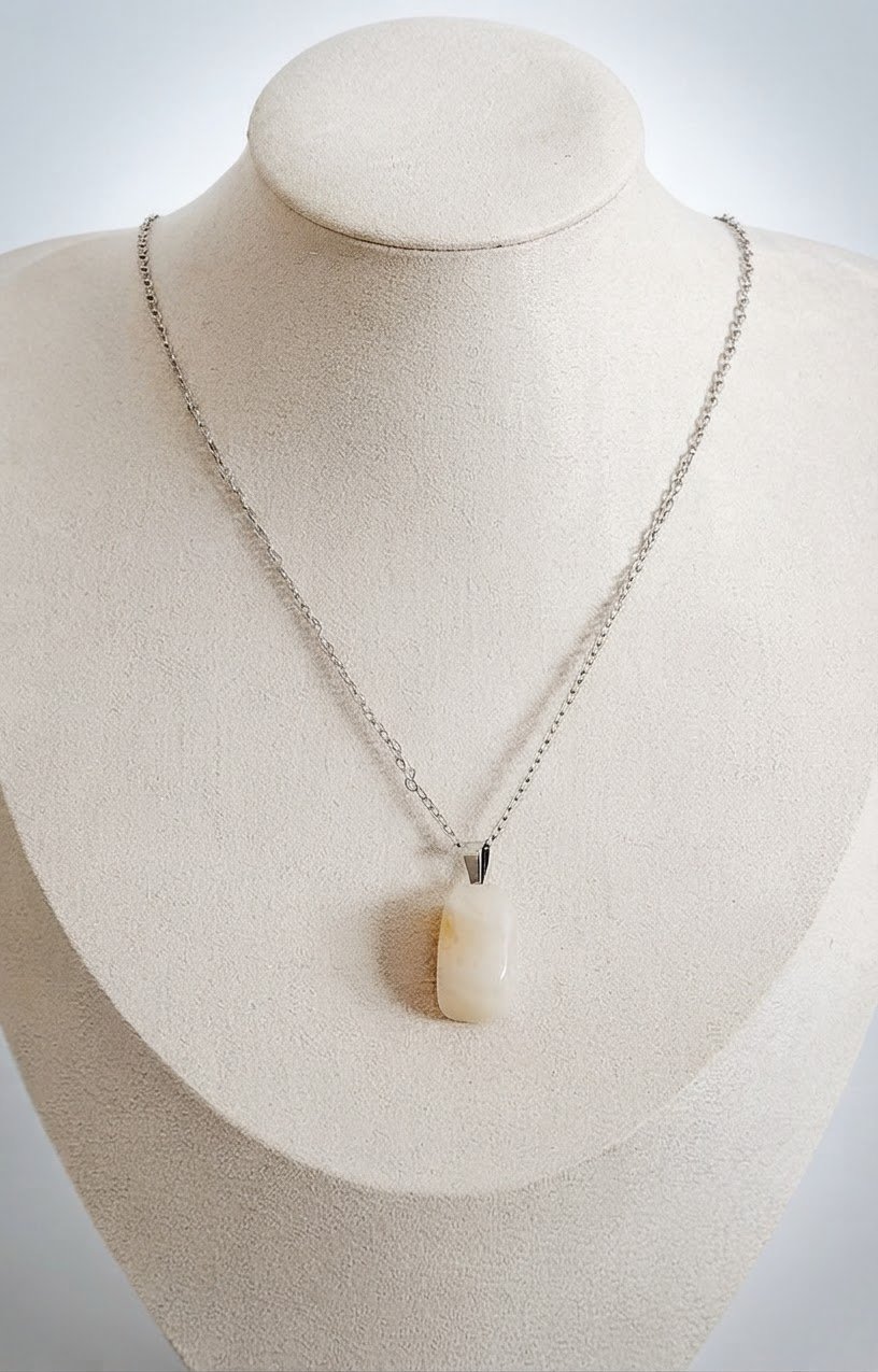 Collier gaspe blanc avec inclusion jaune
