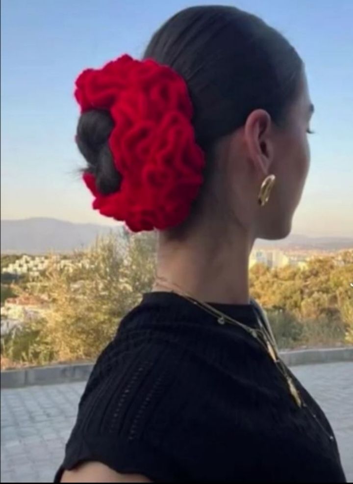 Crochet ruffle scrunchie 