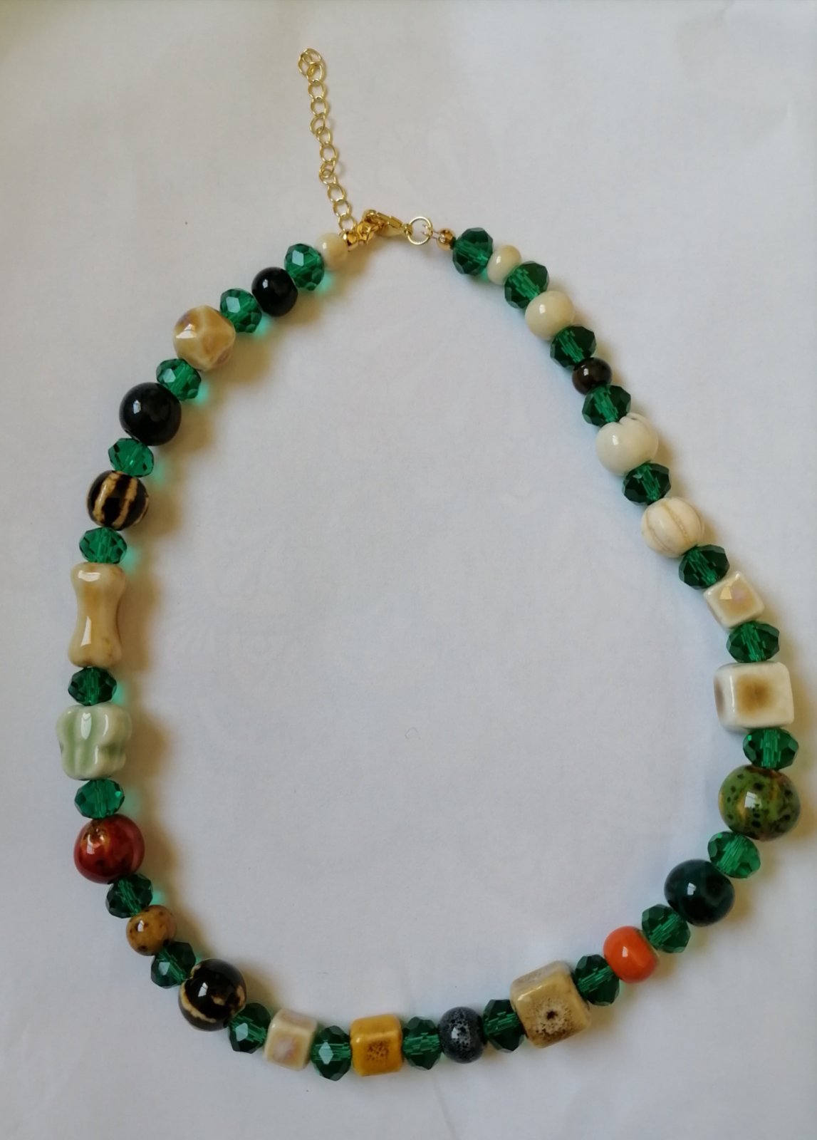 Collier ras de cou en perles de céramique et cristaux verts