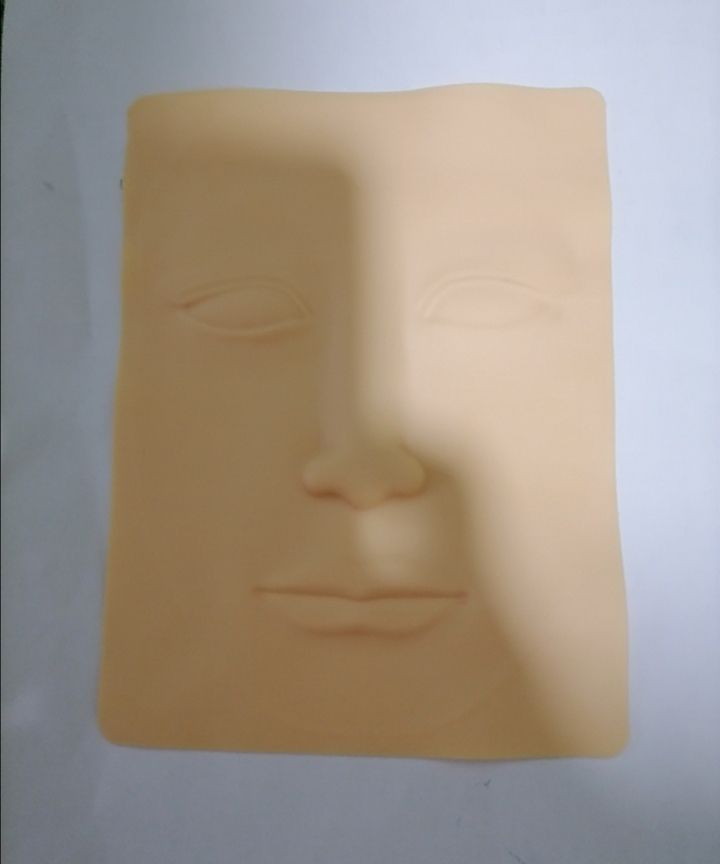 Visage silicone pour pratiquer le maquillage 