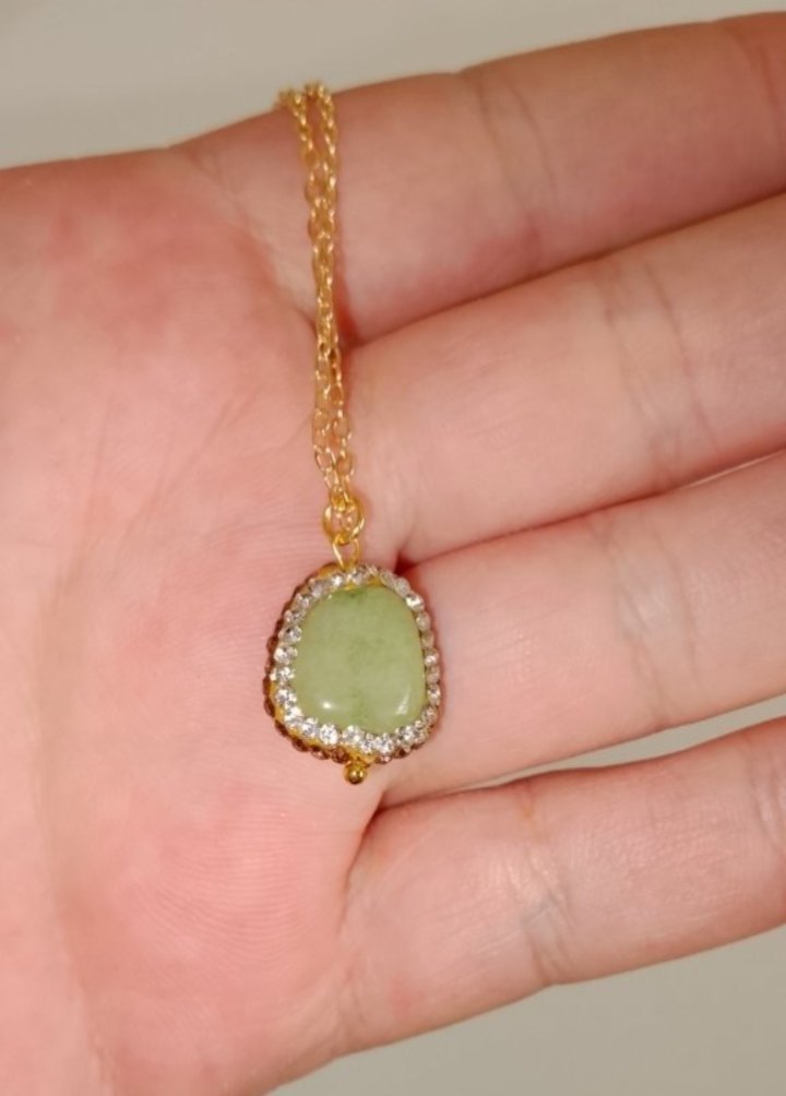 Collier pierre aventurine vert sertie en zircon 