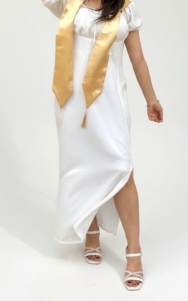  robe longue blanche à manches courtes et fente latérale