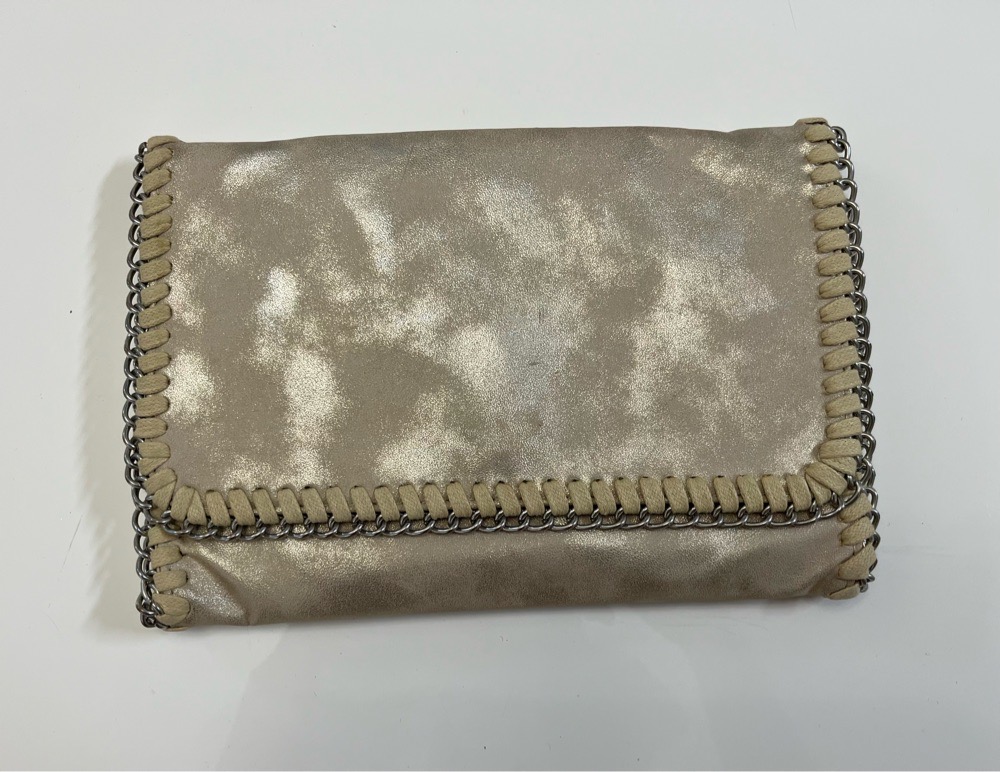 Pochette beige doré métallisé, avec des reflets brillants