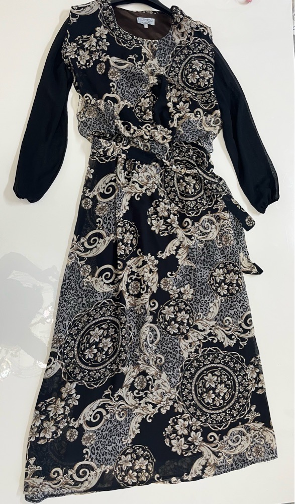 Robe longue à manches longues avec motifs baroques et floraux noirs et beiges
