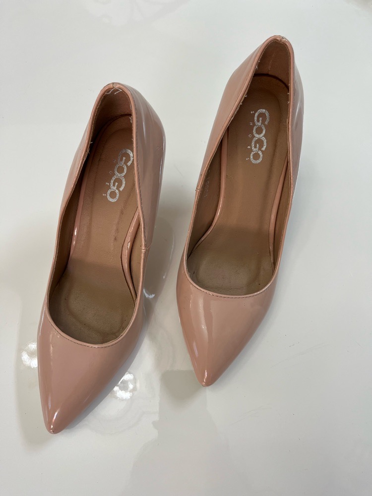 Escarpin beige rosé avec une finition vernie  👠
