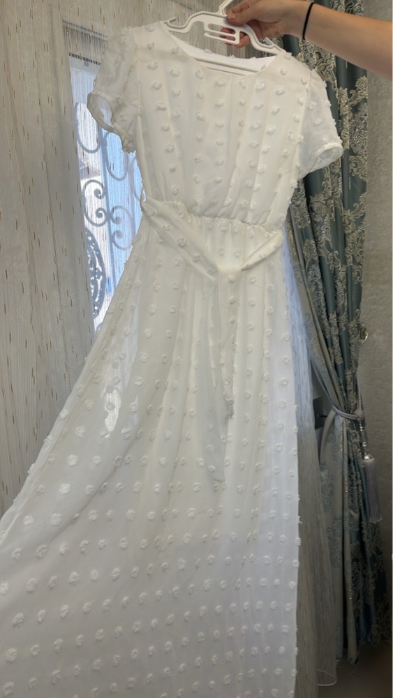 Robe Longue Blanche à Pois Texturés et Ceinture