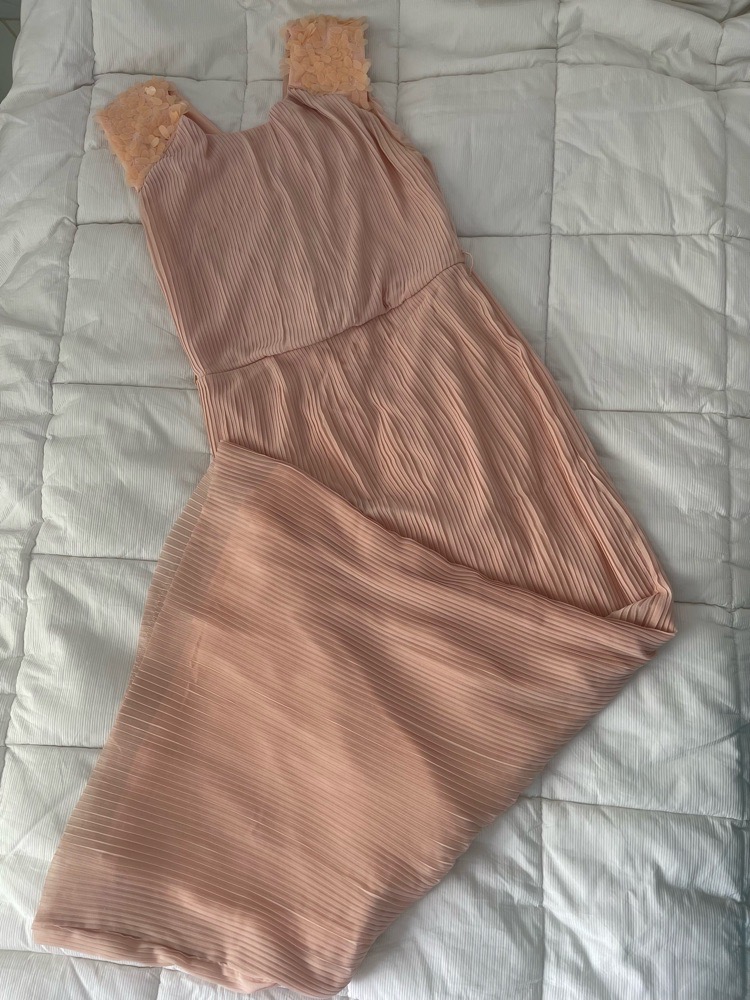 Robe plissée du couleur abricot clair