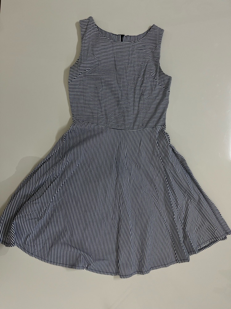 Robe évasée sans manches à rayures bleu et blanches