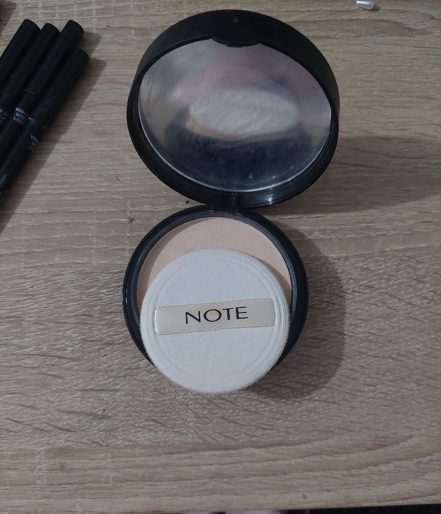 Poudre compacte Luminous Silk de la marque Note Cosmétique