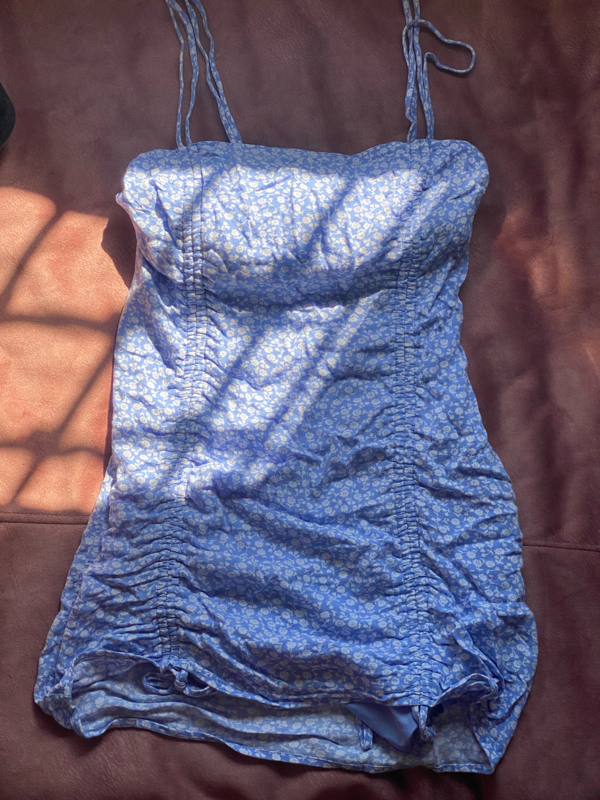 🤍 Jolie robe courte, chic et féminine ! Une pièce facile à porter et à accessoiriser, parfaite pour une soirée, une sortie ou un événement✨