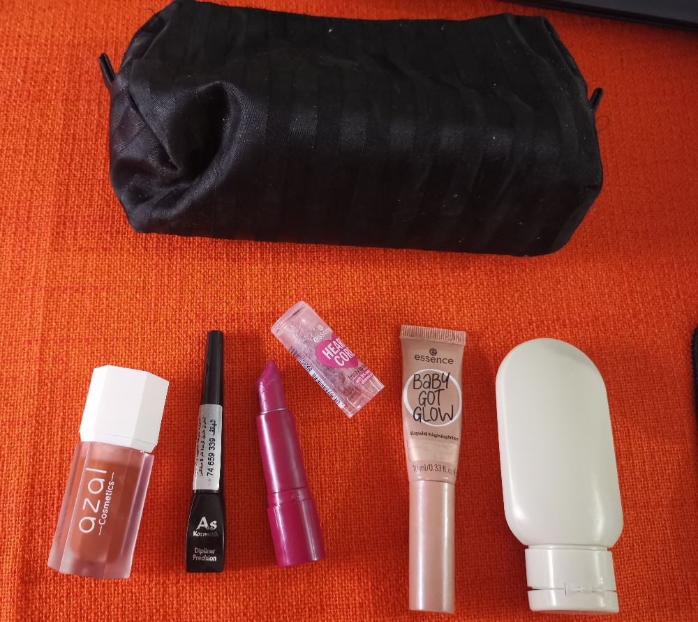 Maquillage à petit prix  :  blush, black eyeliner (neuf jamais utilisé)+ highliter essence+ baume à lèvres essence utilisé +trousse maquillage+ mini bouteille 