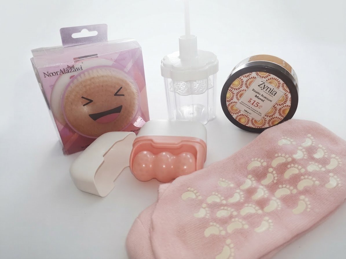 Lot skin care:  baume bronzante de la marque zynia+ Ice Roller Outil Massage Double Voies (resserer les pores)+ mousseur gel visage  / shampoing + brosse de massage lymphatique