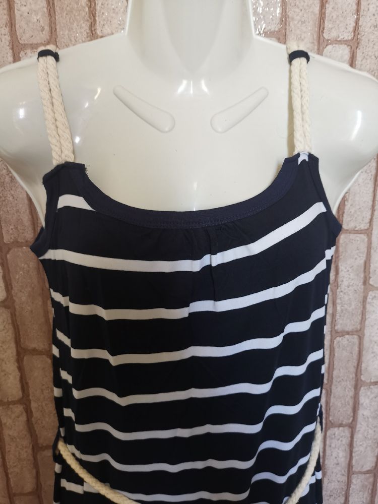 robe de plage d très bonne qualité + chapeau de plage cadeau