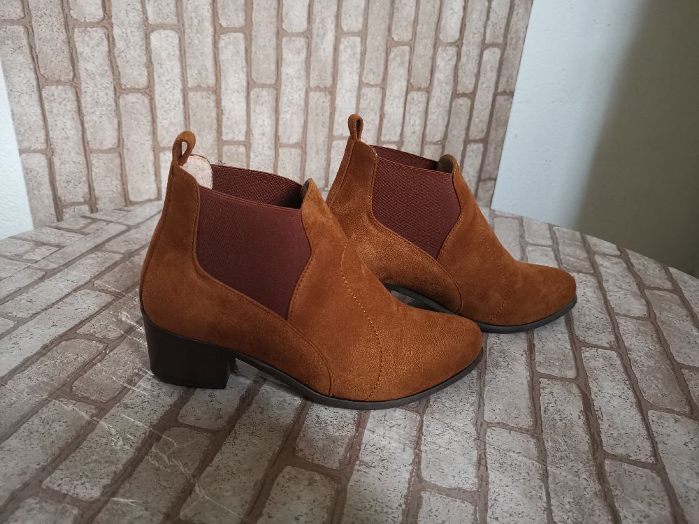 Bottines de très bonne qualité pointure 37 (malbouss 2 fois ?)