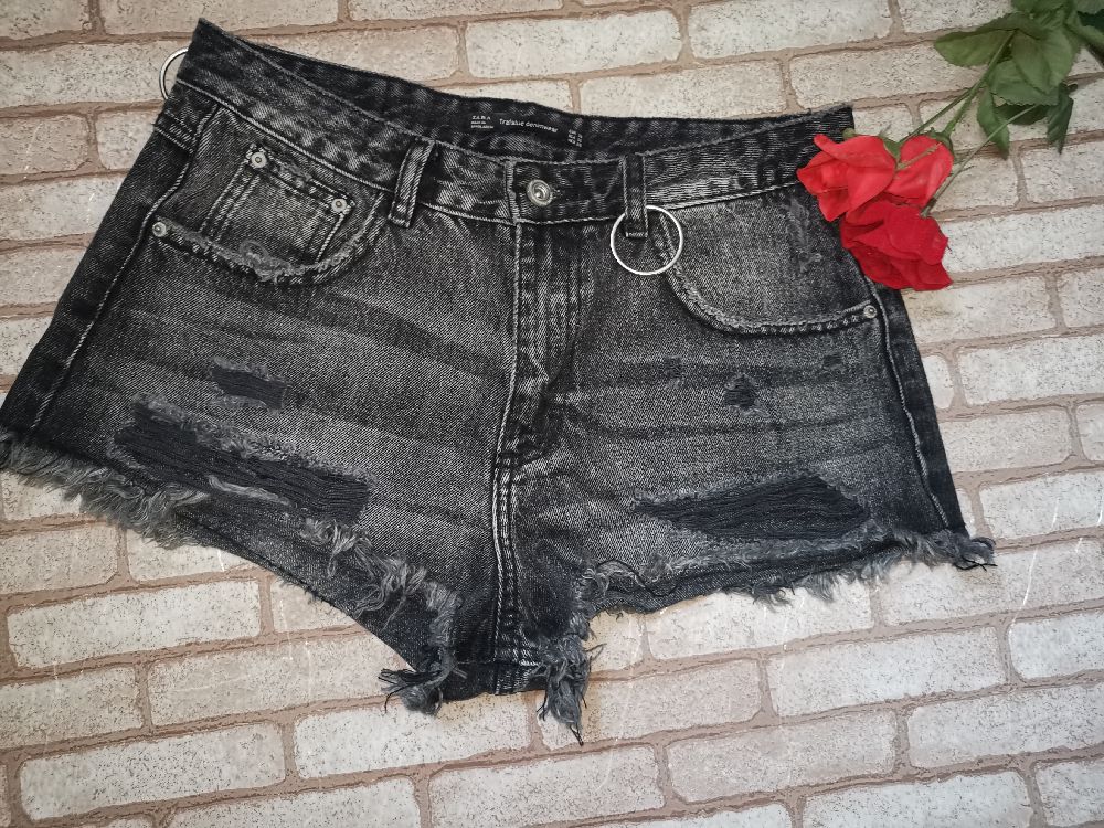 très joli short de la marque ZARA taille 38 (prix négociable)