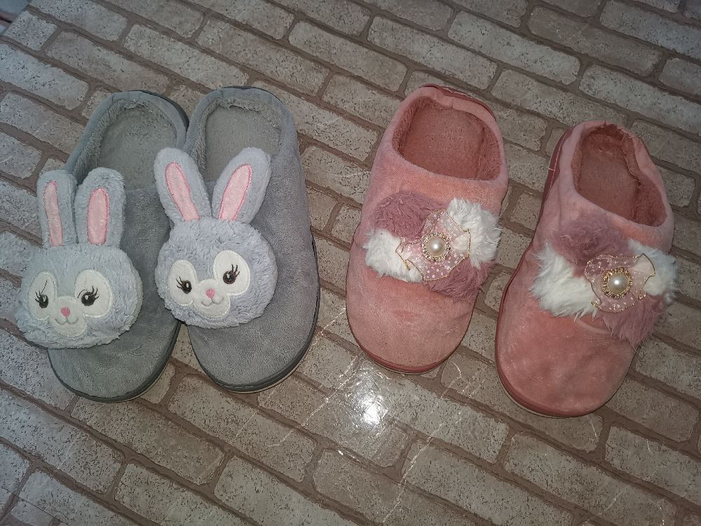 Lot à petit prix :  2 claquettes pointure 40-41 ( ama ylabssou 38-39) prix négociable