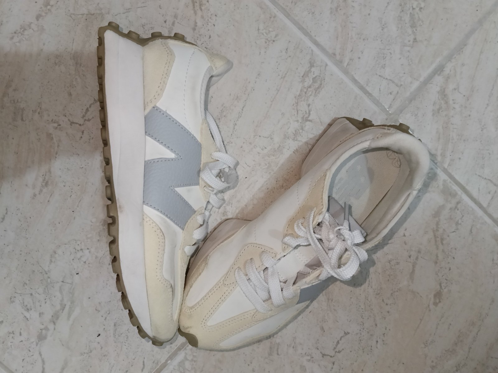 New Balance 327