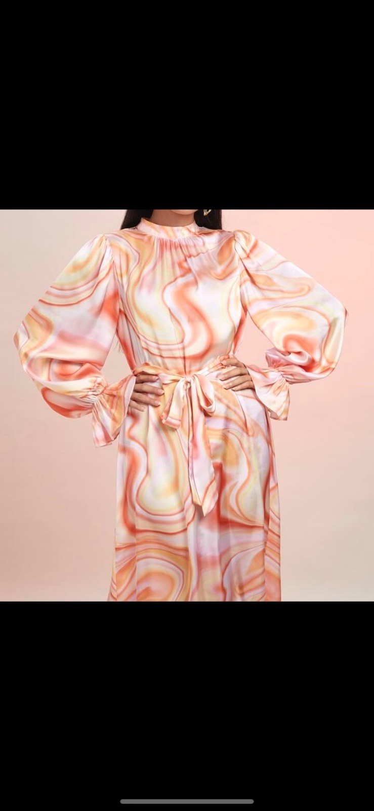Robe en fleur en satin