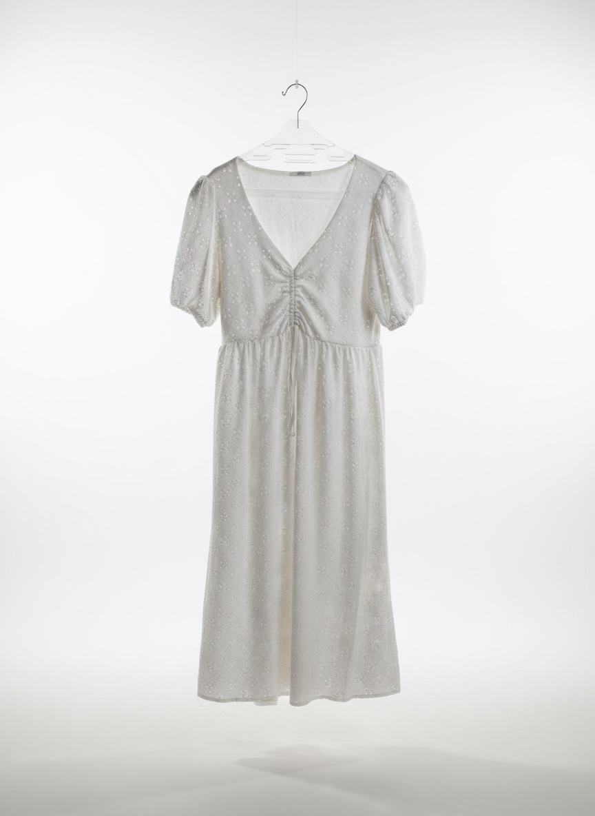Robe blanche en guepure  de la marque ARDENE 
