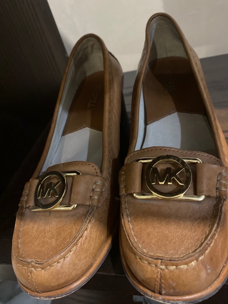 Des jolies paires de chaussures en vrai cuir de la marque MK