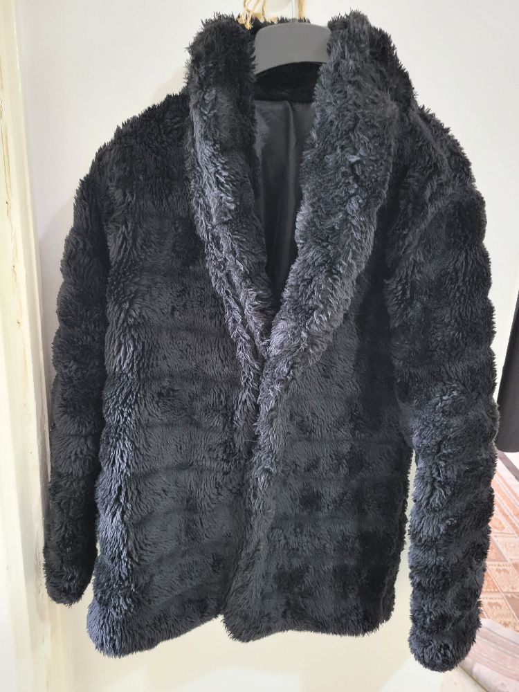 MANTEAU noir en fourrure presque neuf
