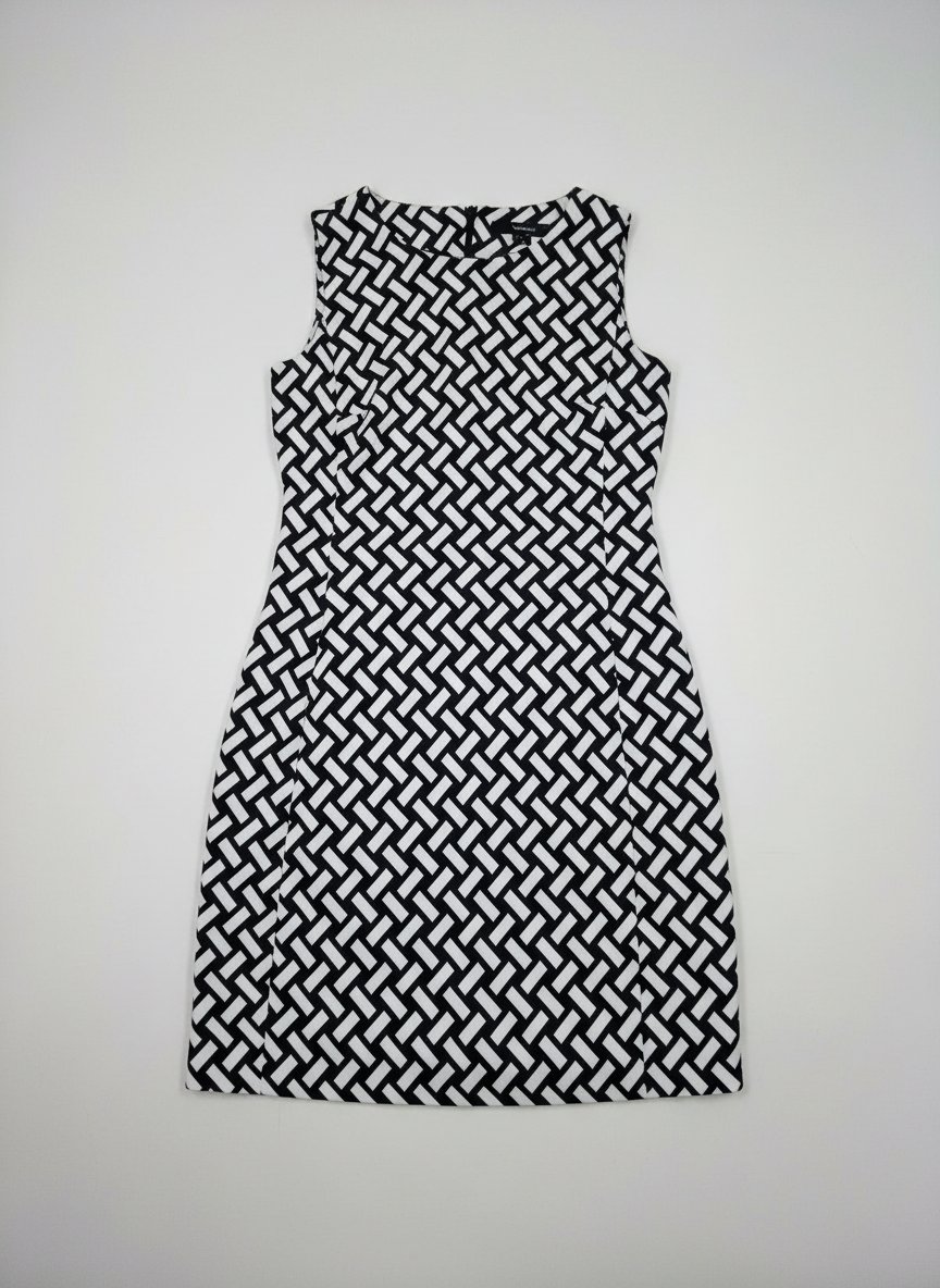 Tres belle robe sans manche noir et blanc