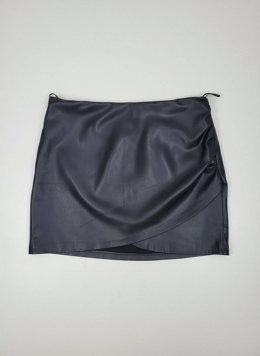 Belle jupe Zara  en cuir tte neuve