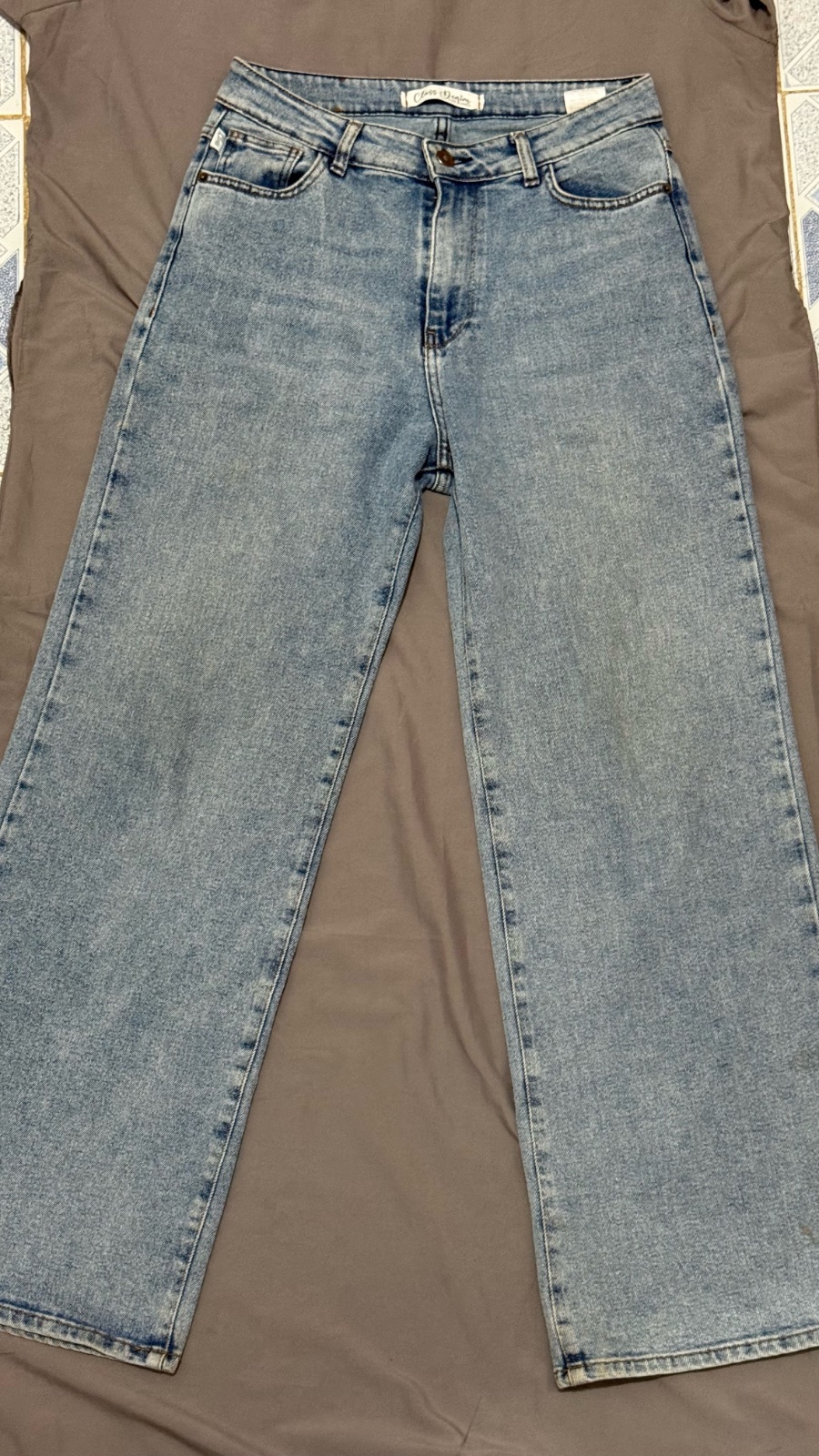 Un jean à jambe large (ou "wide-leg") en denim bleu clair
