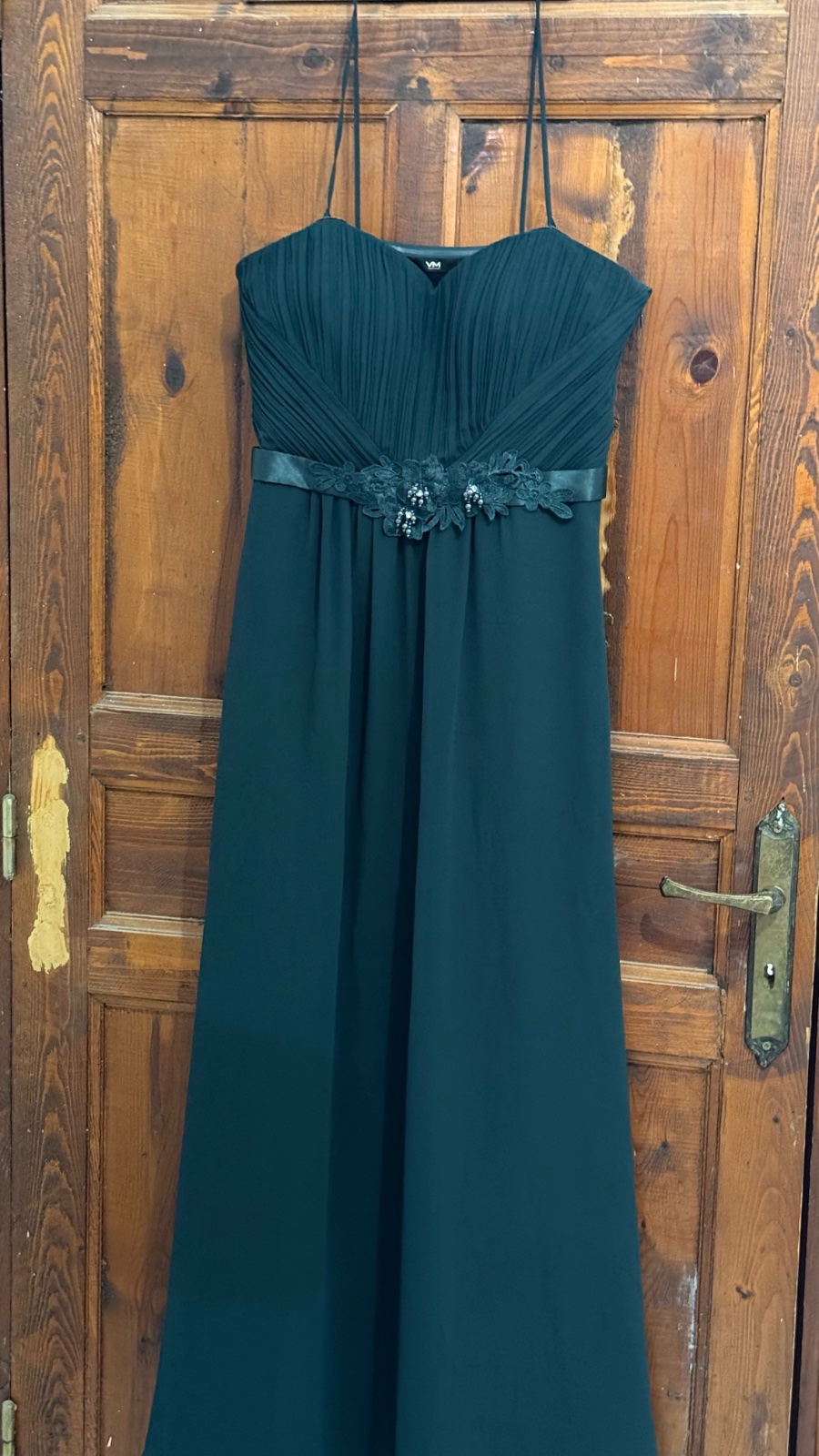 Une robe de soirée longue de la marque VM (Vera Mont). M/L