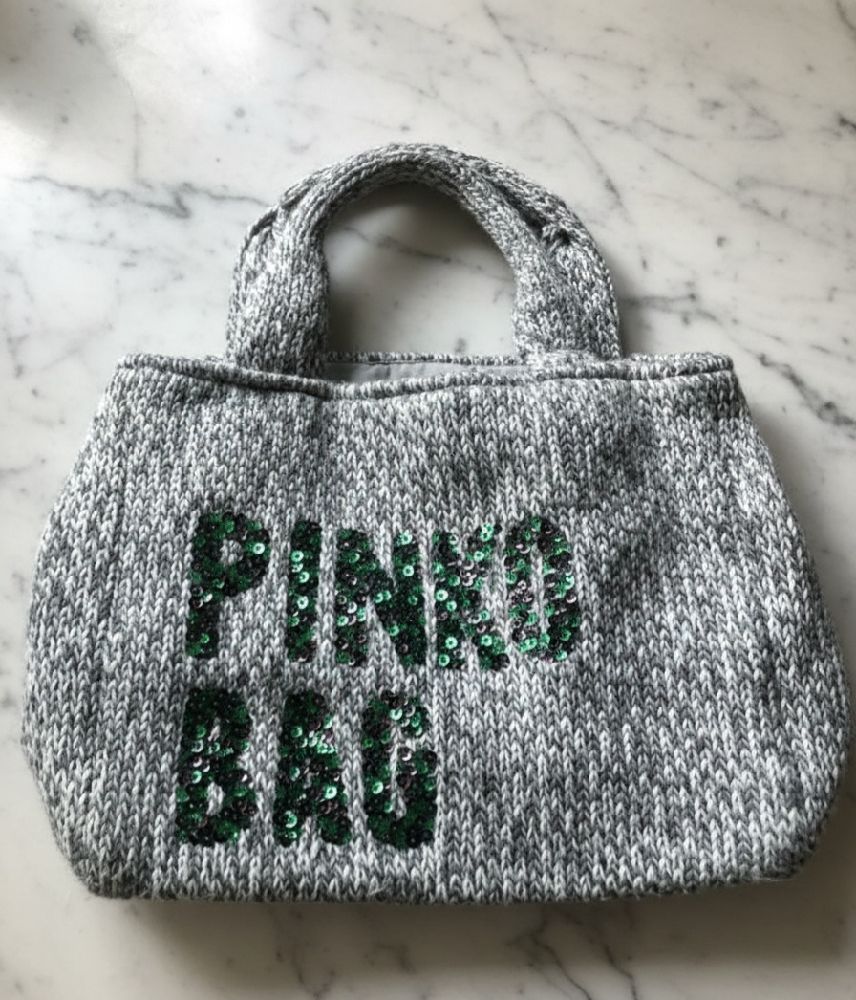 Un charmant sac tote bag Pinko, avec ses paillettes scintillantes et son allure décontractée