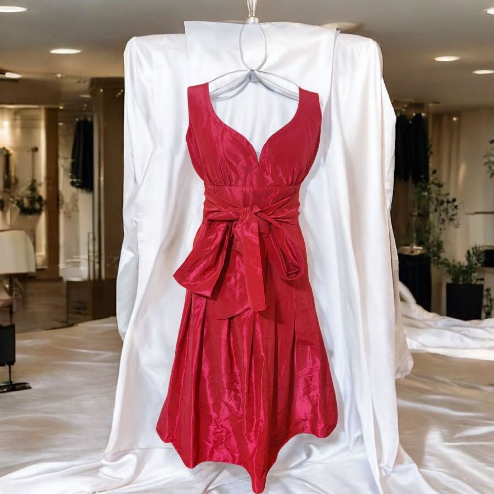 Sublime Adagio Dress en satin de soie. Super Belle robe rouge pour soirées, cocktails, ou mariages. 