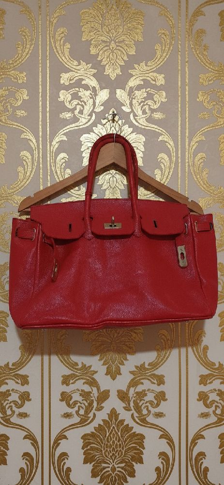 Grand sac, super beau en cuir couleur rouge Model type Birkin et Mac Douglas. 