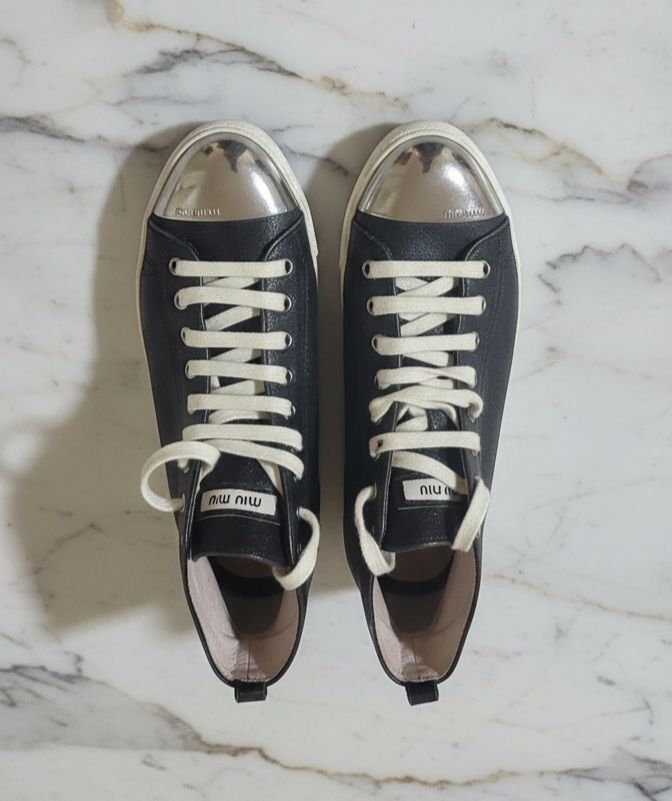 Prix negociable. Glitter Sneakers with Metal Cap Toe" Miu Miu "Baskets Pailletées à Bout Métallique". Elles sont prisées pour leur look à la fois chic et décontracté.