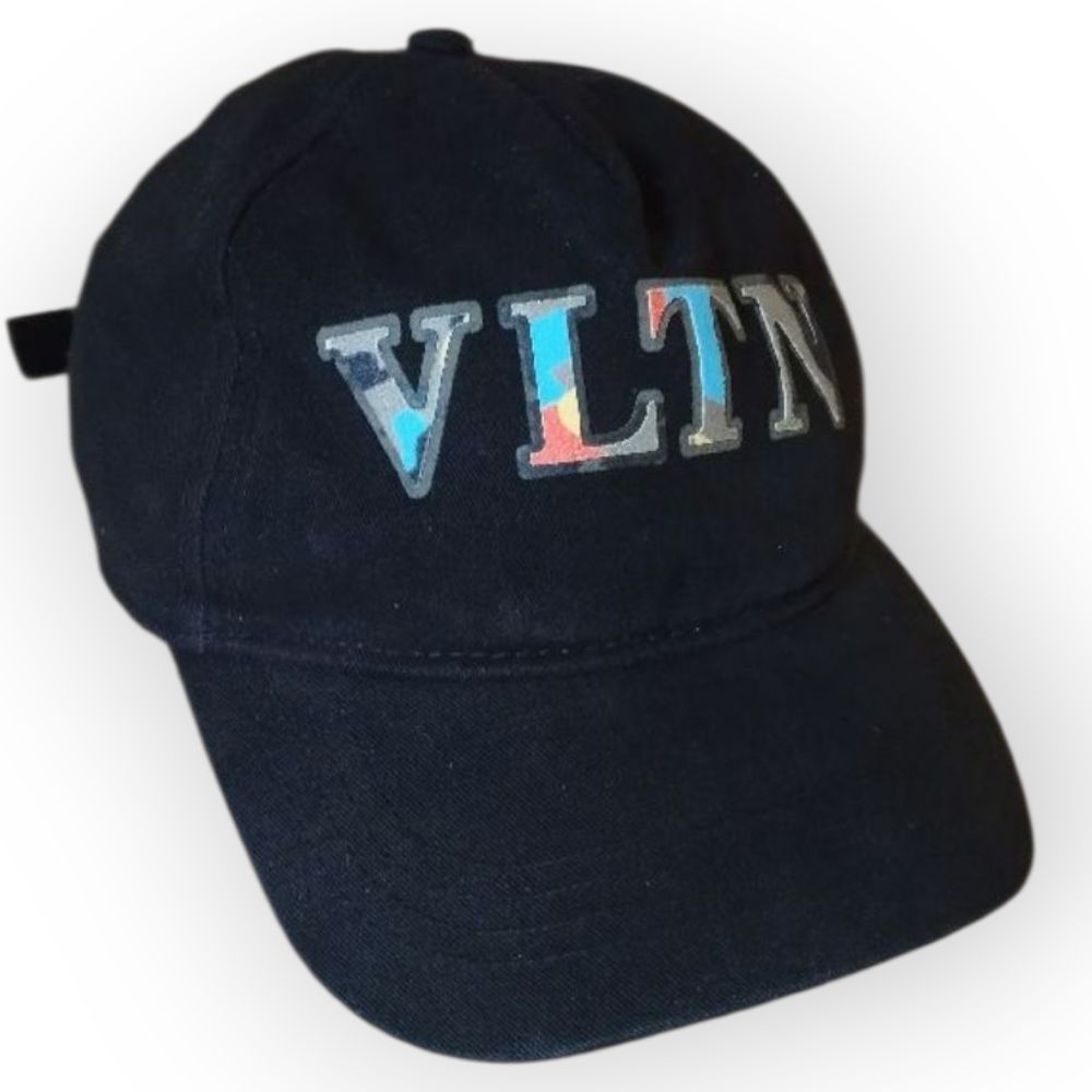 Casquette un model type Valentino 