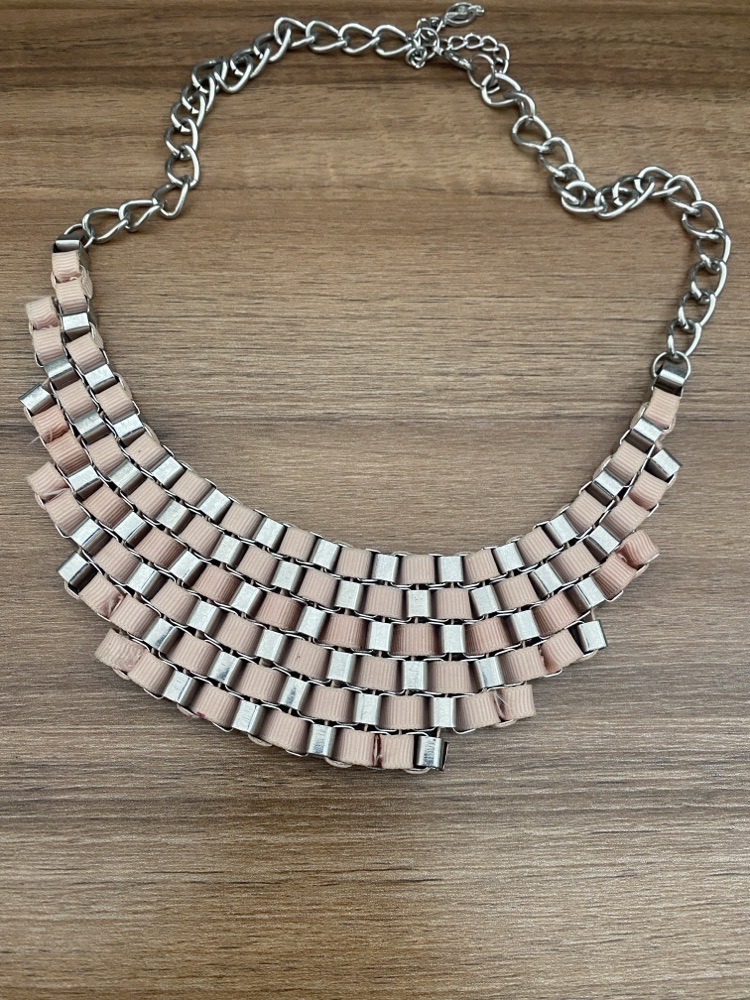 collier Stradivarius très peu porté 