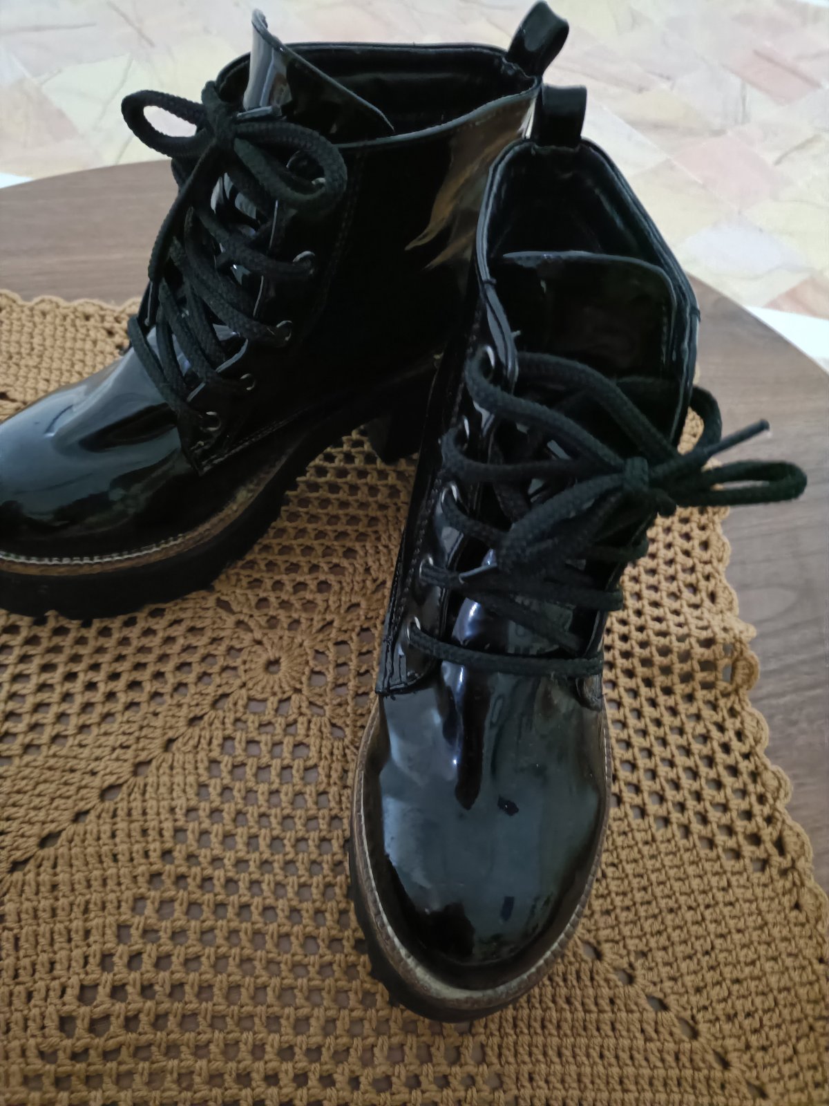  paire de bottines noires vernies à lacets, à finition brillante et dotées d'une semelle épaisse crantée