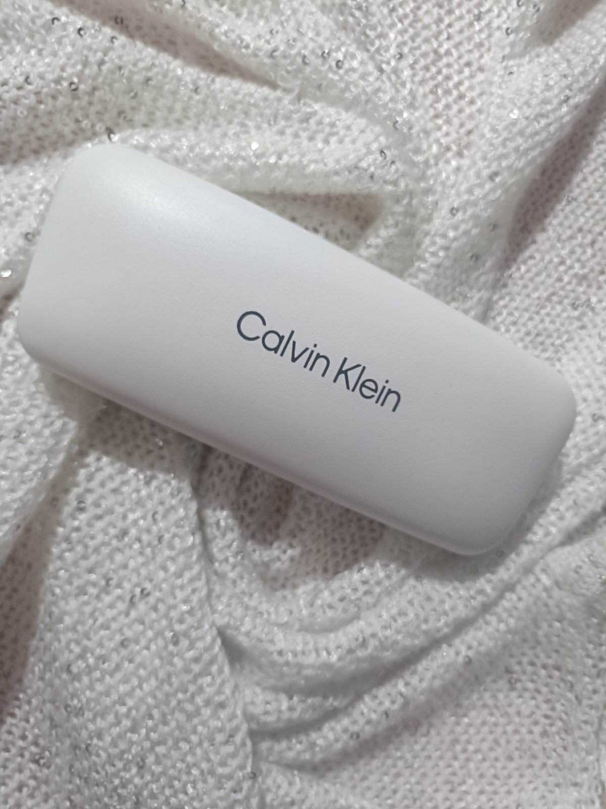 Sublimez votre look avec ces lunettes Calvin Klein intemporelles.