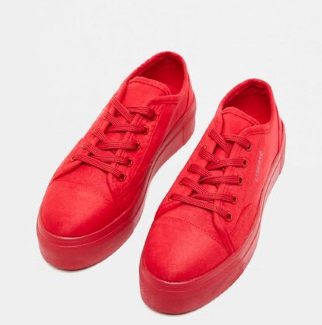 Une paire de baskets de la marque Olé By Koton