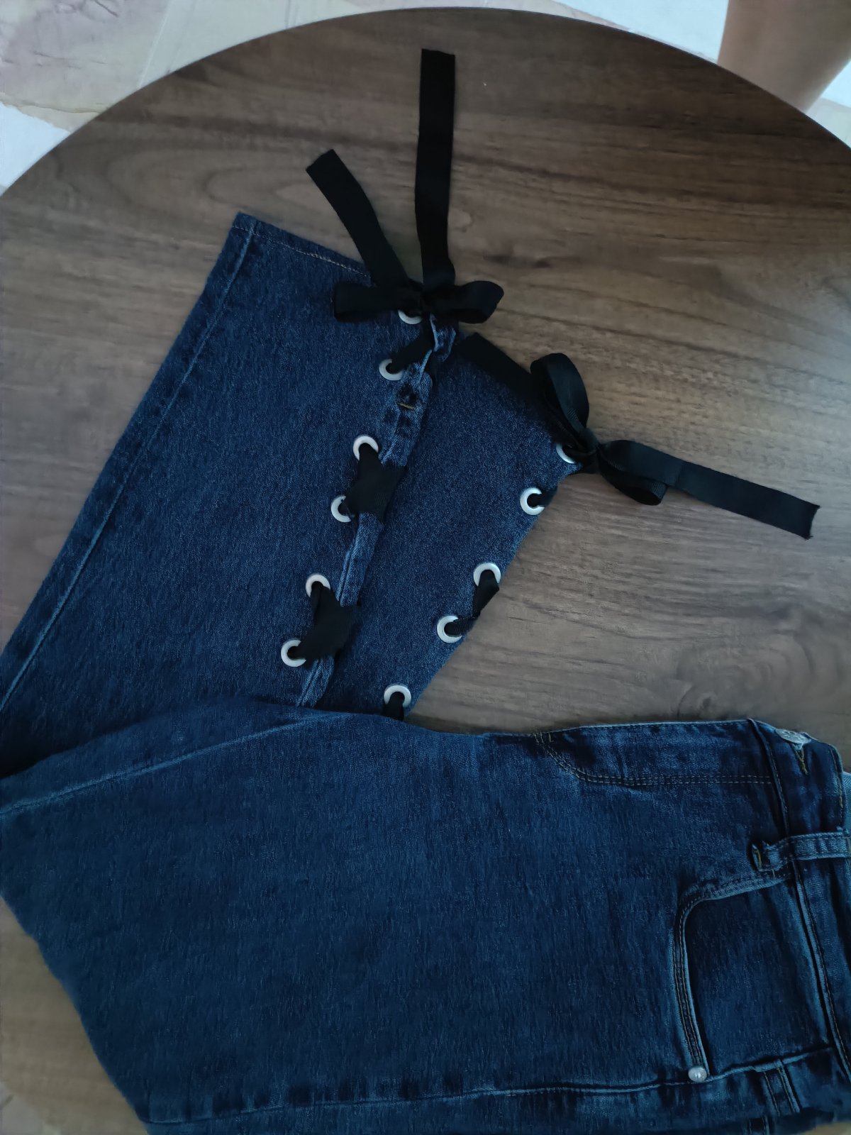 Ce jean en denim bleu foncé de la marque Venus 