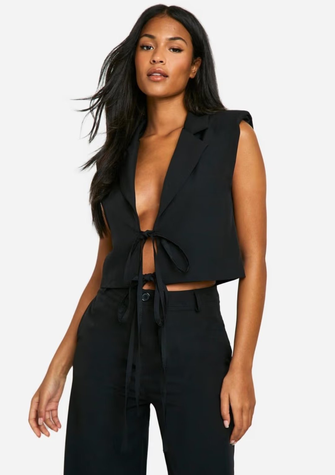 Gilet de costume court et sans manches de couleur noire de la marque boohoo